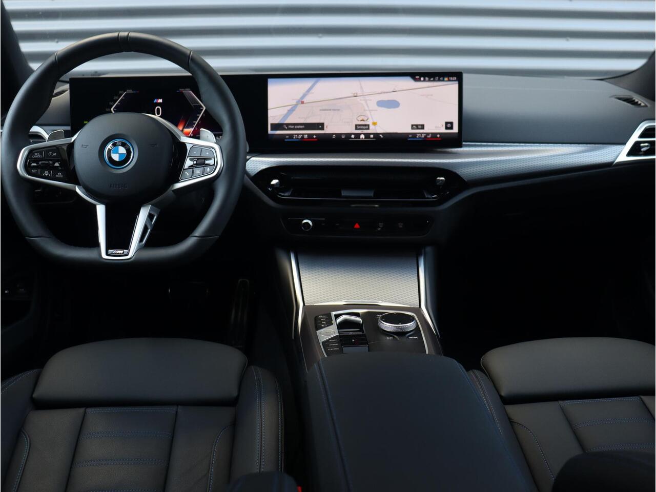 BMW 3-SERIE Touring 330e | M Sportpakket Pro | Panodak | Head-Up | Trekhaak | Driving Assistant Prof. | Parking Assistant Plus | Harman Kardon | Verwarmd Stuurwiel | 19'' LMV