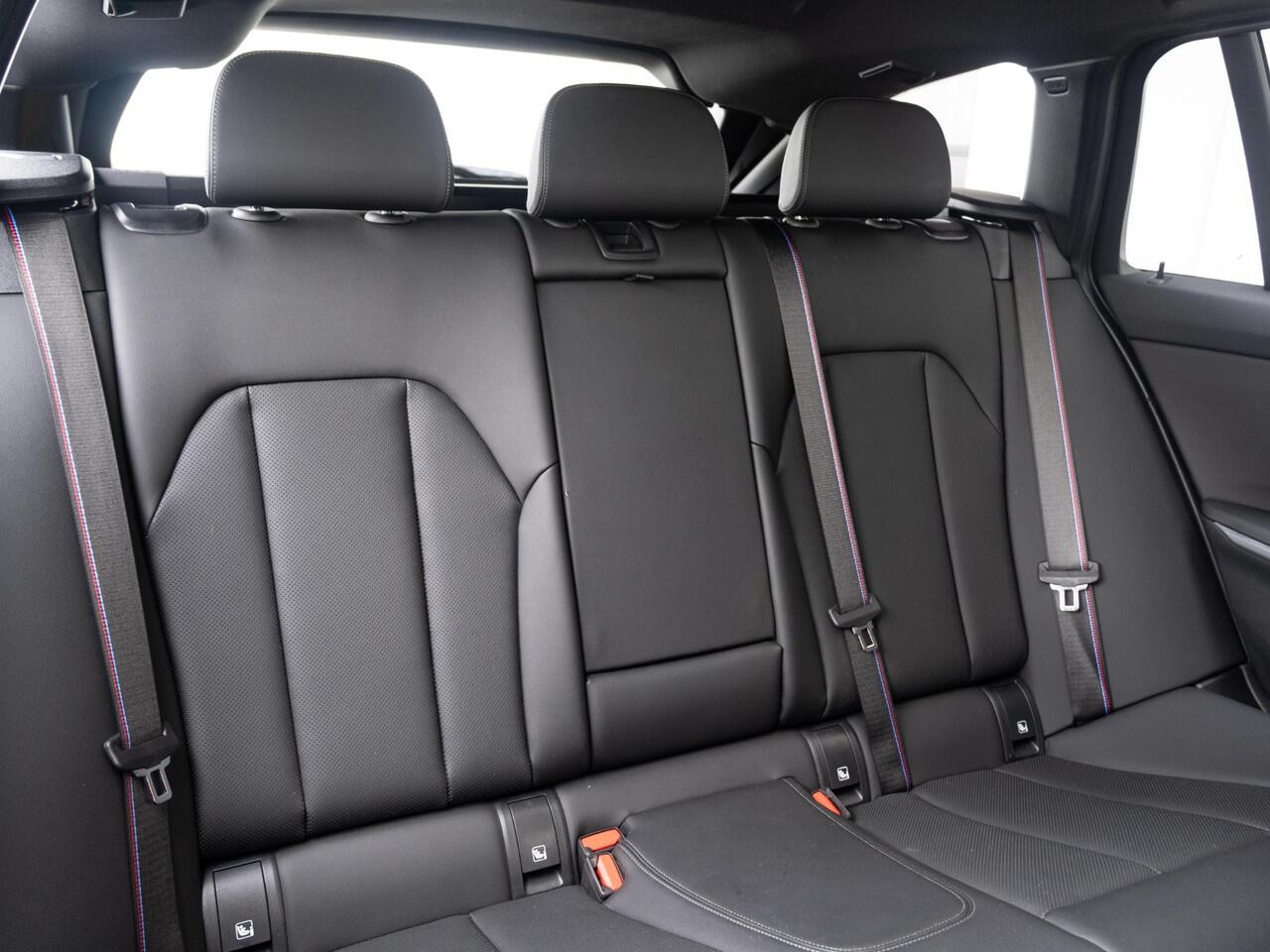 BMW 3-SERIE Touring 320i | M Sportpakket Pro | Innovation Pack | Comfort Access | Stoelverwarming | Panoramadak | Trekhaak