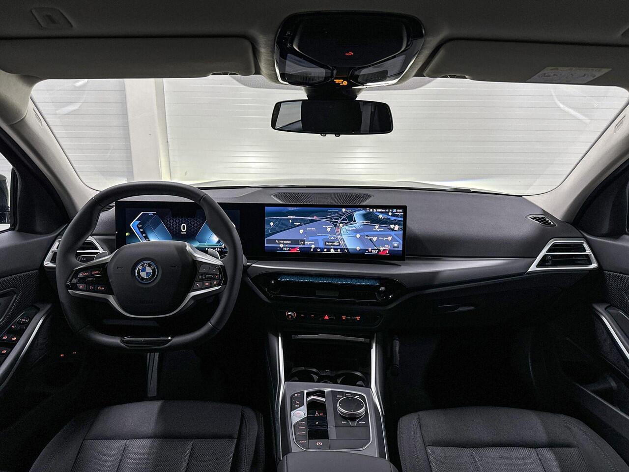 BMW 3-SERIE Touring 330e | Curved Display | Parking Assistant | Stoel Verwarming