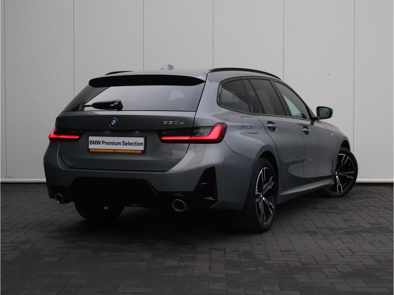 BMW 3-SERIE Touring 330e M-Sportpakket / Achteruitrijcamera / Extra Getint Glas / Trekhaak / Comfort Access / Stoelverwarming /