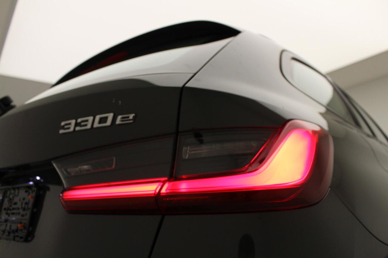 BMW 3-SERIE Touring 330e | Harman Kardon | Head-Up | Active Cruise Controle | Laser | Stoelverwarming | Individual Metallic