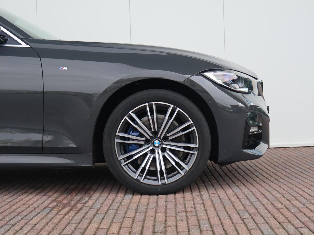 BMW 3-SERIE 330e xDrive High Executive / M-Sportpakket / HIFI / Trekhaak / Extra Getint Glas / Schuif - Kanteldak /