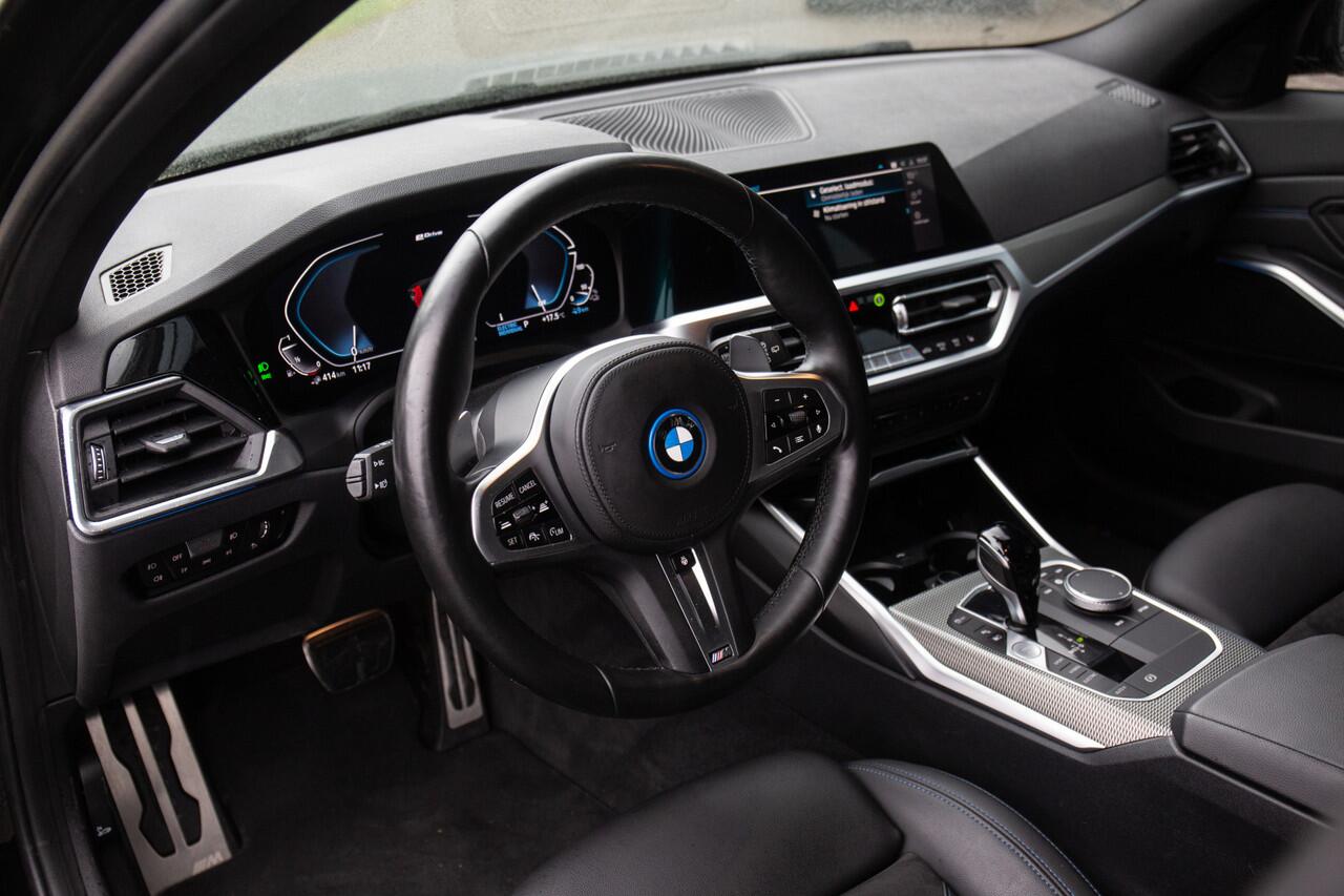 BMW 3-SERIE Touring 330e High Executive M-Sport 290pk , Adaptive cruise, Trekhaak, Sfeerverlichting,