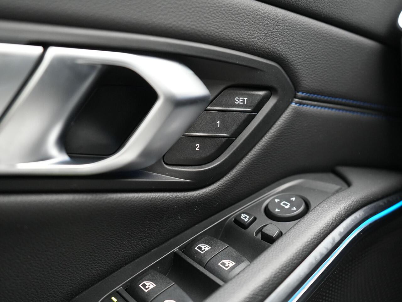 BMW 3-SERIE Touring 330e xDrive M Sport Plug In Hybrid 293pk Dealer O.H. PHEV | Panodak | Head Up | Adaptive Cruise | Laser LED | 360 Camera | 19"L.M | Alcantara Sportstoelen Memory & Verwarmd | Sfeerverlichting | Apple Carplay | Keyless | Blis | Navigatie | Virtu