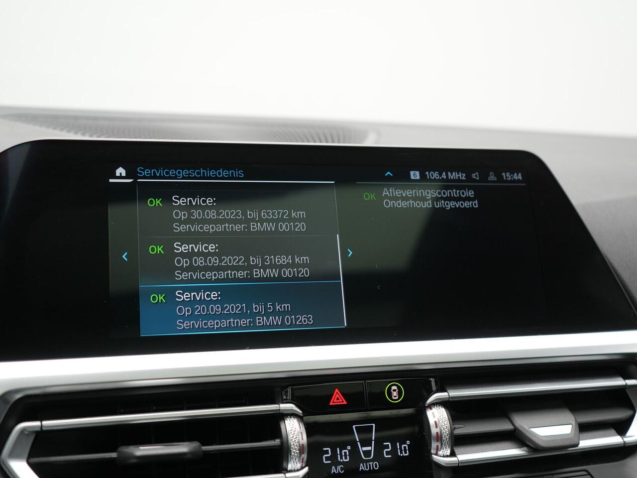 BMW 3-SERIE Touring 320e M Sport Plug In Hybrid 204pk Dealer O.H. PHEV | Trekhaak Af Fabriek | Panodak | Adaptive Cruise | Alcantara Sportstoelen | 18"L.M | Apple Carplay | Keyless | Navigatie | Sfeerverlichting | Virtual | DAB |