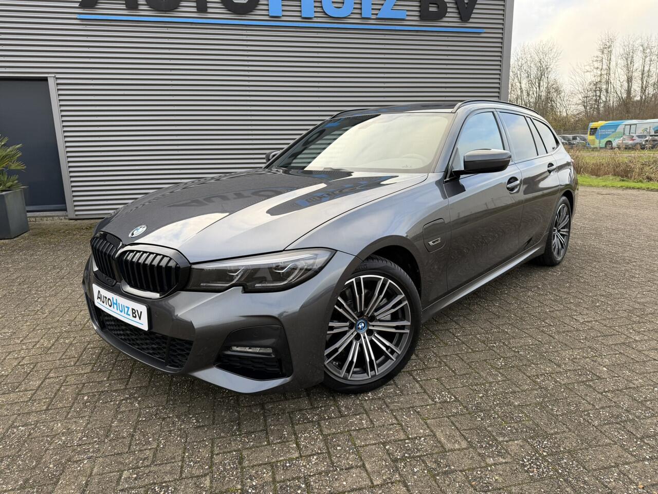 BMW 3-SERIE Touring 320e M Sport Laser Licht Trekhaak Stuurwielverwarming Carplay Achteruitrijcamera Keyless Entry