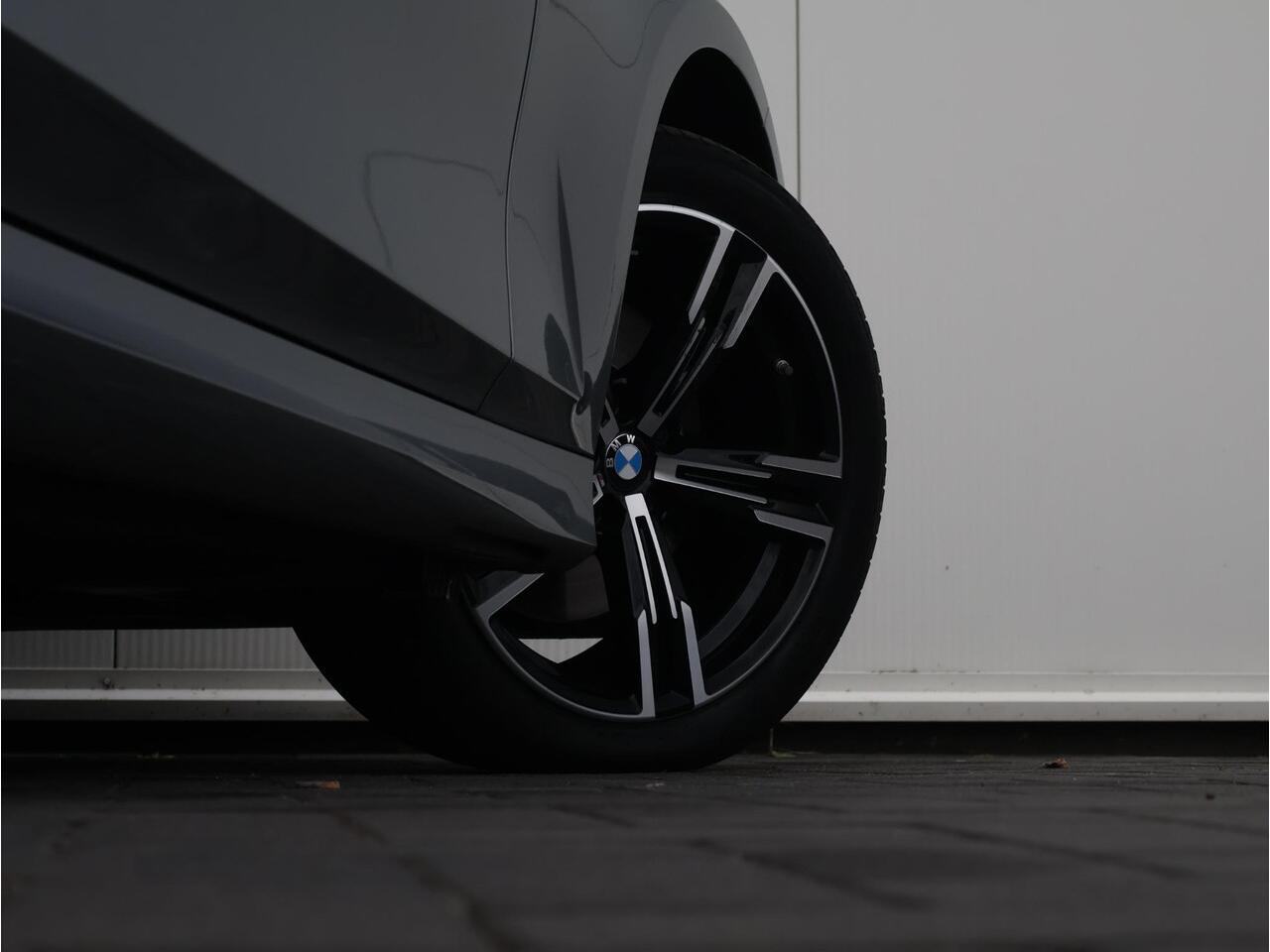 BMW 3-SERIE Touring 330e M-Sportpakket / Achteruitrijcamera / Extra Getint Glas / Trekhaak / Comfort Access / Stoelverwarming /