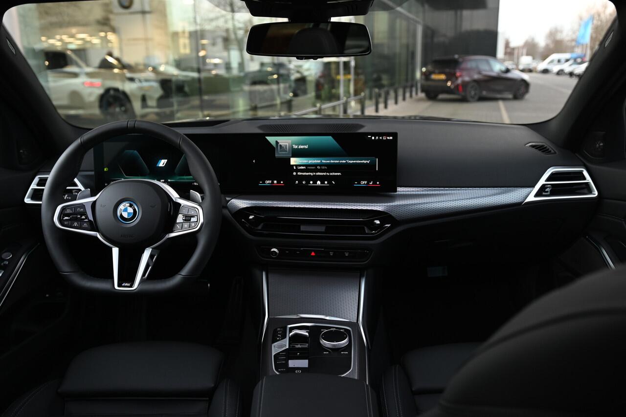 BMW 3-SERIE Touring 330e High Executive M Sport Automaat / Panoramadak / Trekhaak / Sportstoelen / M Adaptief onderstel / Adaptieve LED / Parking Assistant Plus / Comfort Access
