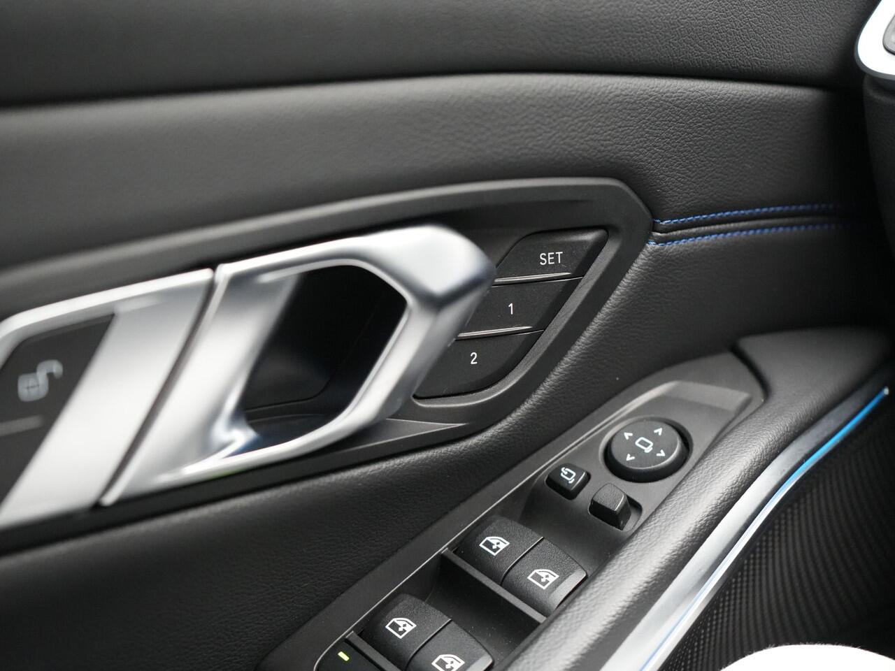 BMW 3-SERIE Touring 330e M Sport LCI Facelift Model Plug In Hybrid 292pk Dealer O.H PHEV | Widescreen Navi | Adaptive Cruise | Alcantara Sportstoelen Memory & Verwarmd | Camera | Sfeerverlichting | Apple Carplay | Blis | Keyless | DAB |