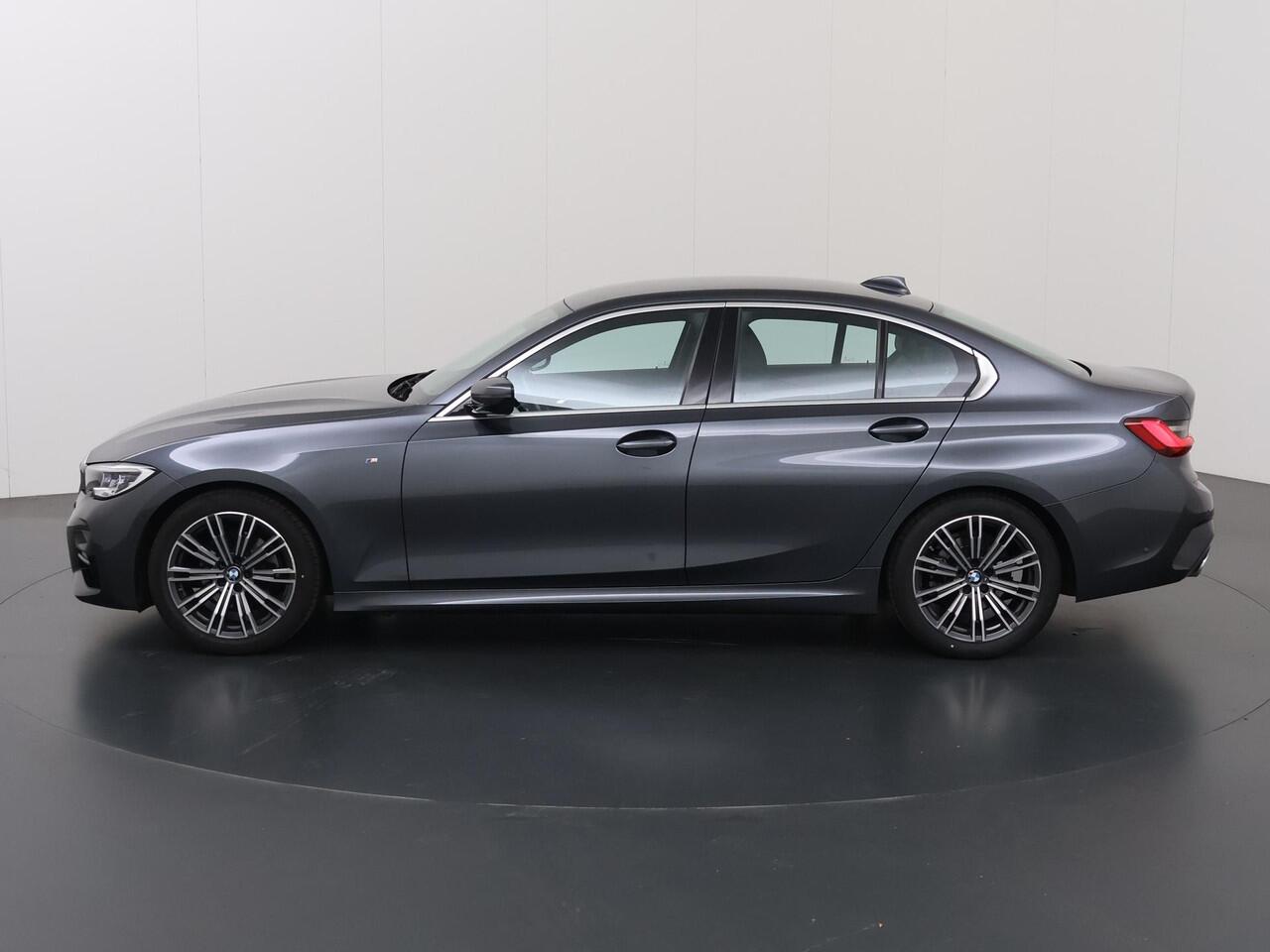 BMW 3-SERIE 320i Business Edition M-Sport Plus | Trekhaak | Leder | Parkeercamera | Head-Up | Stoelverwarming | Keyless Go |