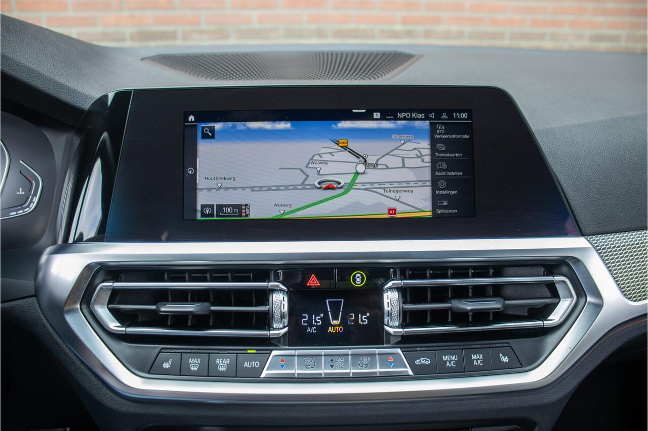 BMW 3-SERIE 318i M Sport, Stoelverwarming, Carplay, Alcantara, Sfeerverlichting, DAB+, PDC, Navigatie, Sportstoelen.