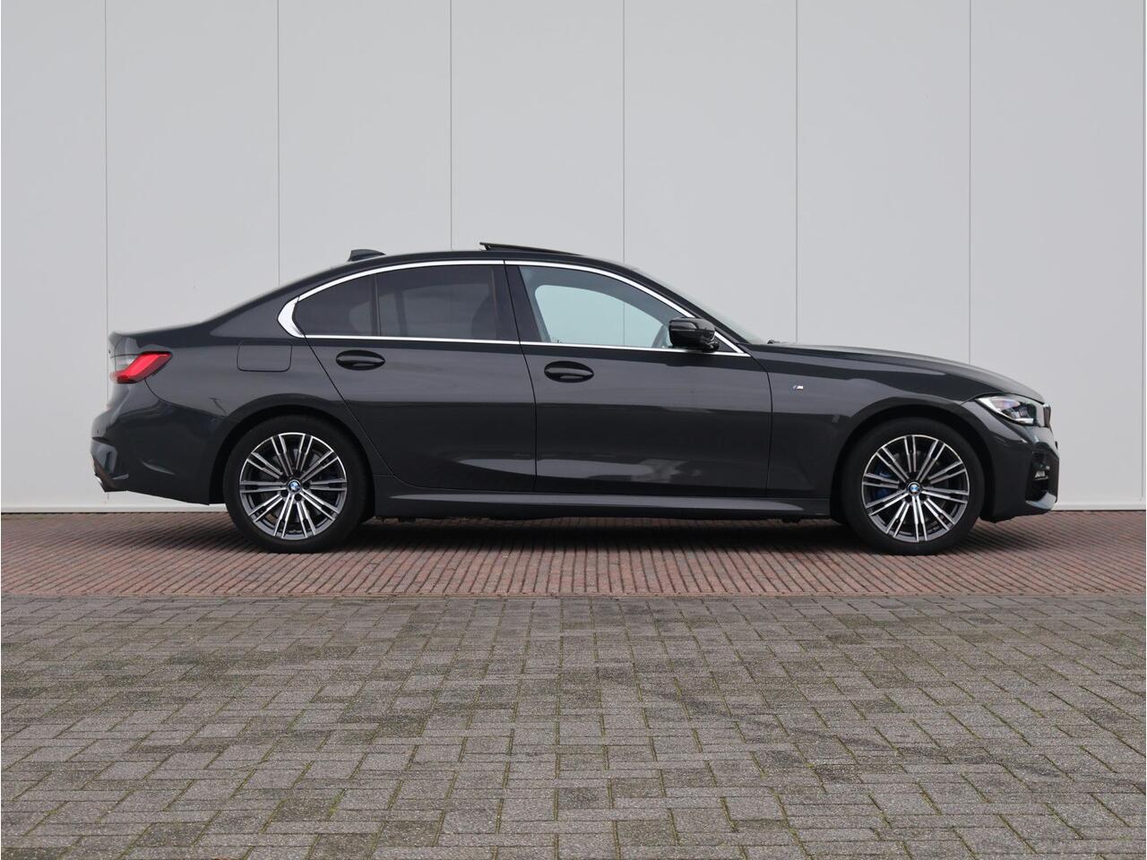 BMW 3-SERIE 330e xDrive High Executive / M-Sportpakket / HIFI / Trekhaak / Extra Getint Glas / Schuif - Kanteldak /