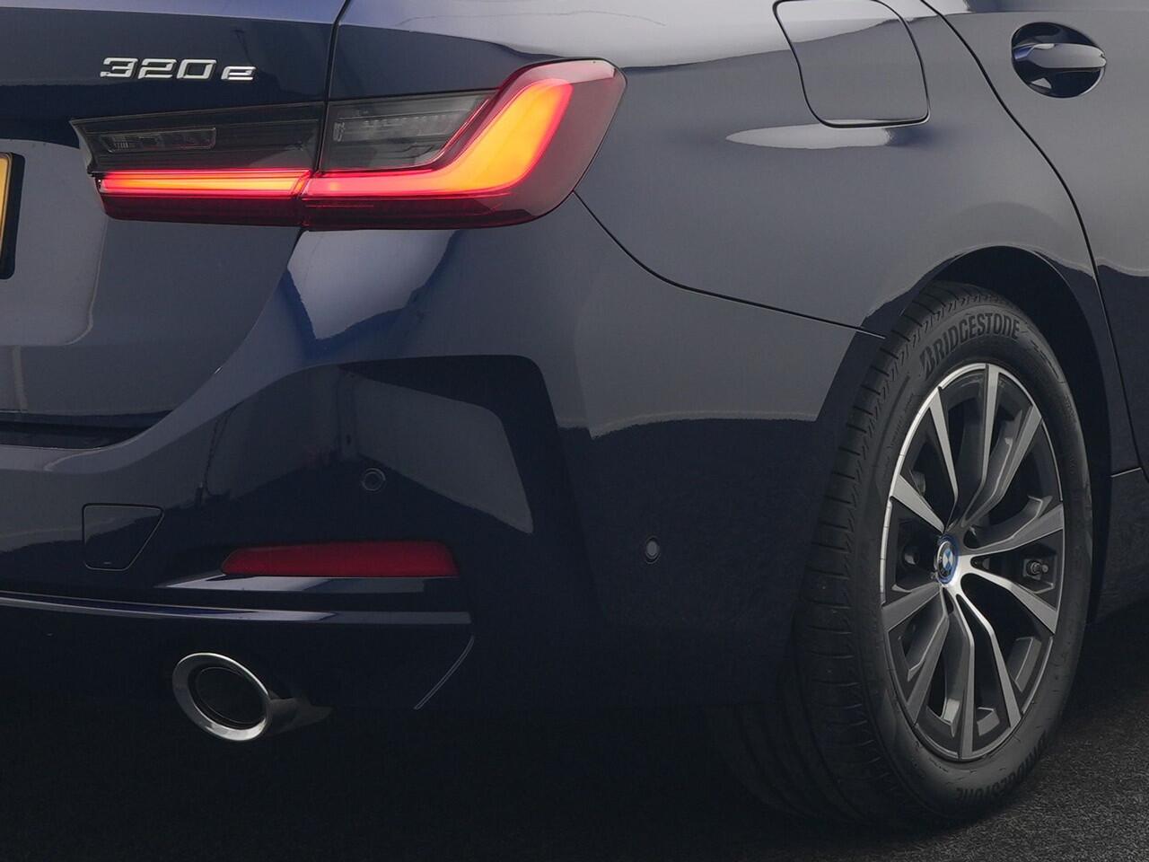 BMW 3-SERIE Touring 320e Plug In Hybrid 204pk Dealer O.H. PHEV | Panodak | Widescreen Navi | Camera | Lederen Sportstoelen Verwarmd | Sfeerverlichting | Apple Carplay | Navigatie | Virtual | DAB | Tansanitblau II Metallic |