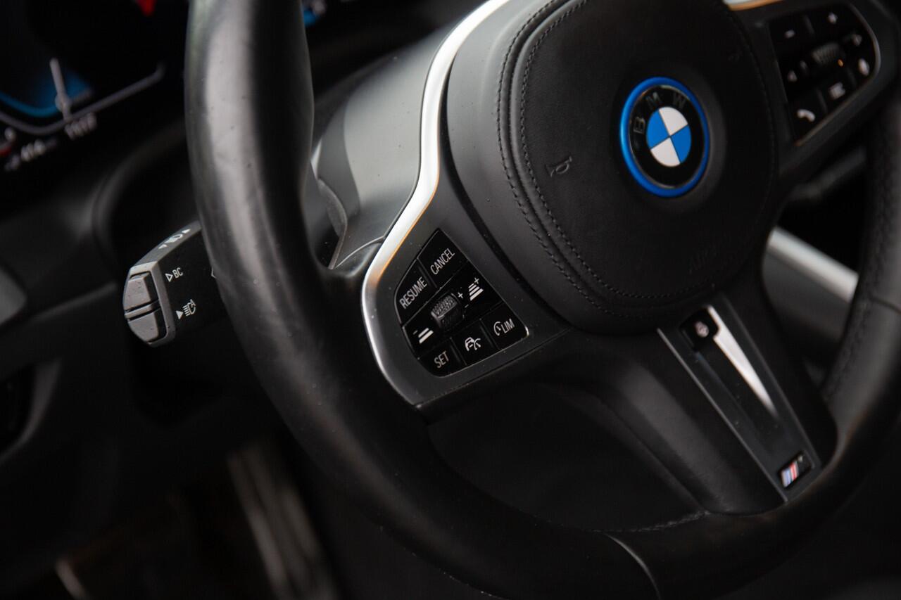 BMW 3-SERIE Touring 330e High Executive M-Sport 290pk , Adaptive cruise, Trekhaak, Sfeerverlichting,