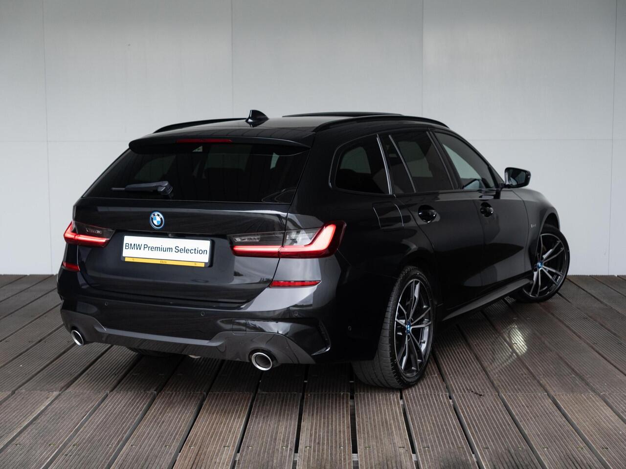 BMW 3-SERIE Touring 330e xDrive | M Sport | Innovationspakket | Verwarmd Stuurwiel | Comfort Access | Achteruitrijcamera | Panoramadak | Stoelverwarming | Head-Up Display | Laserlight | Trekhaak