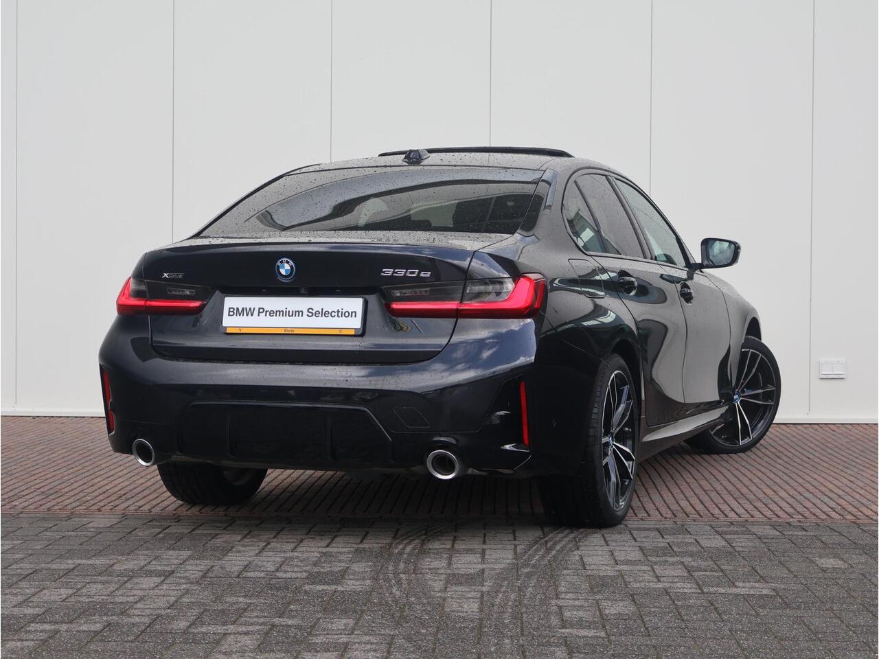 BMW 3-SERIE 330e xDrive M-Sportpakket / Harman Kardon / Elektrisch Verstelbare Stoelen / Active Cruise control / Schuif - Kanteldak / 19 '' /