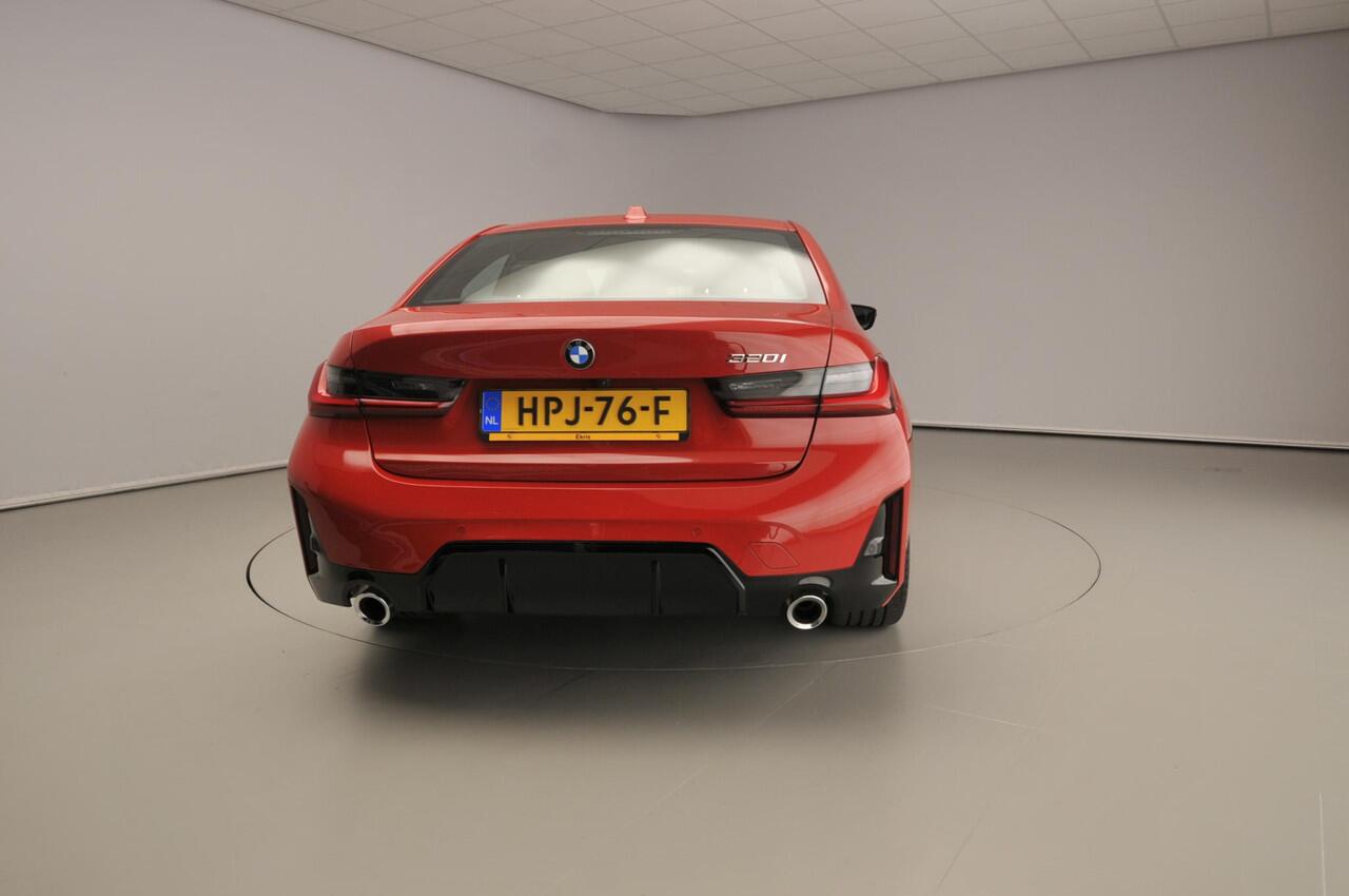 BMW 3-SERIE Sedan 320i | M-Sportpakket | LED | Leder | HUD | Keyles go | Stoelverwarming | DAB | Hifi speakers | Alu 18 inch