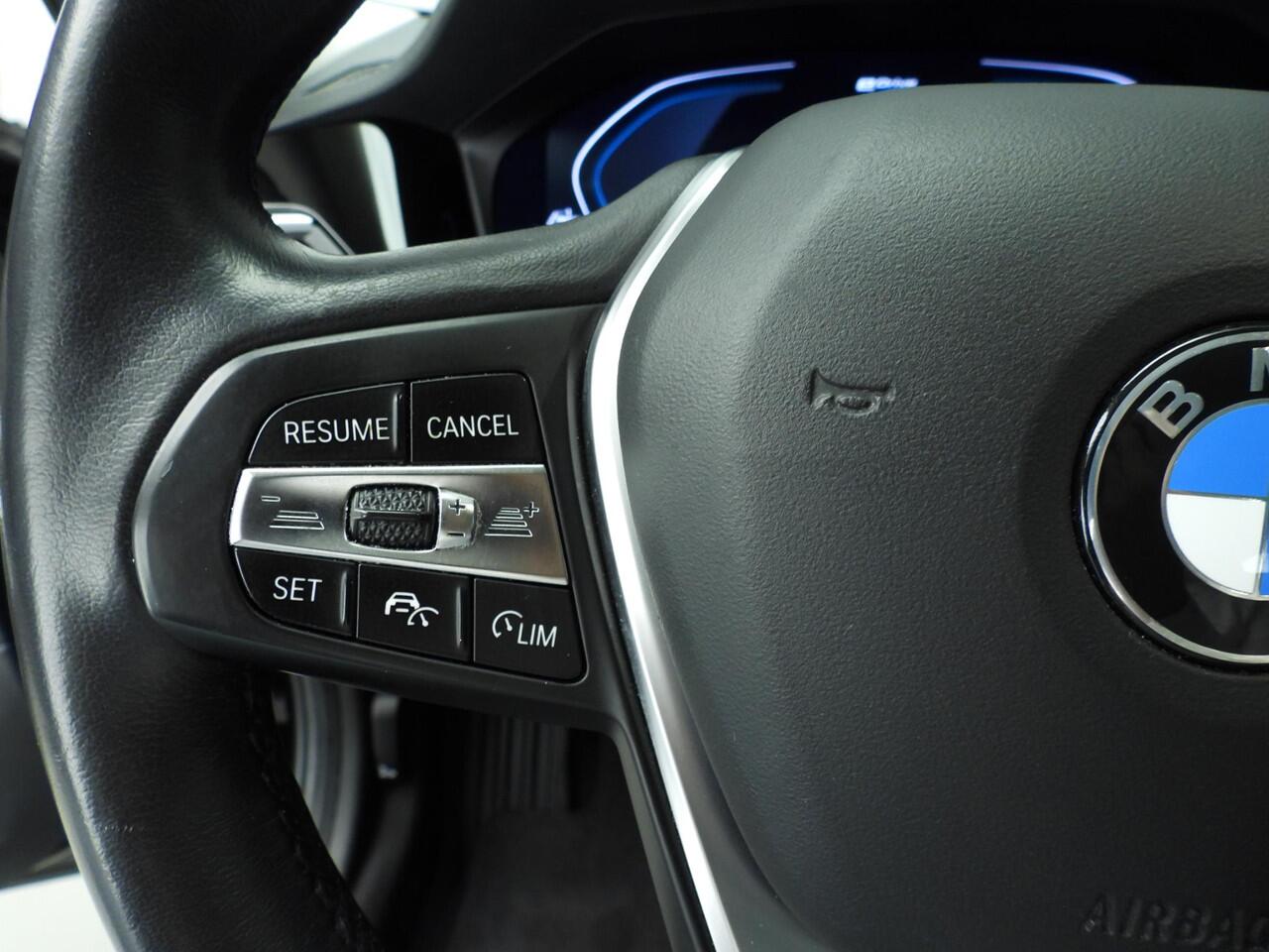 BMW 3-SERIE Touring 330e | LED | Leder | HUD | Sportstoelen | Active cruise | Stoelverwarming | DAB | Alu 17 inch