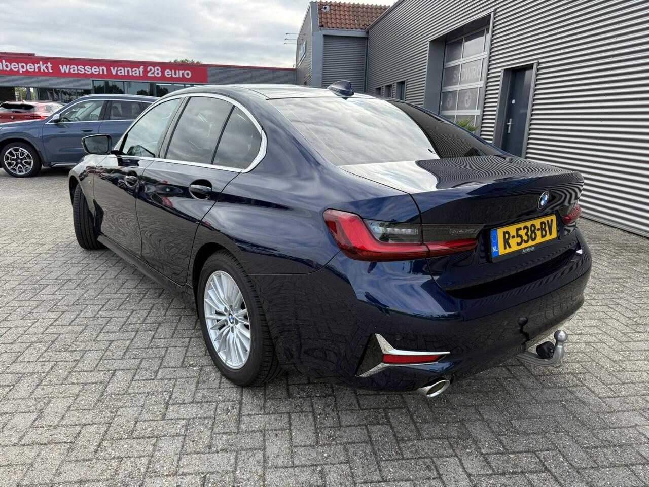 BMW 3-SERIE 318i 156 PK Luxury Line Leder Wegklapbare Trekhaak LED HiFi pakket PDC