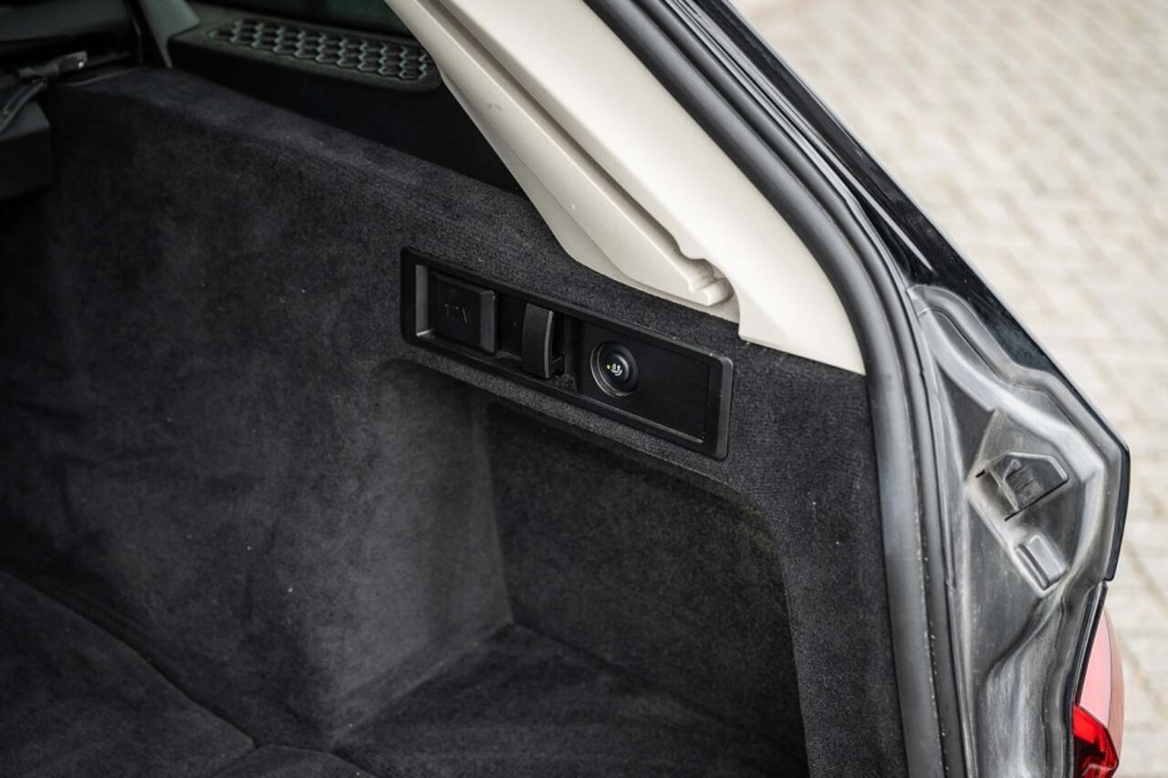 BMW 3-SERIE 330e xDrive | Sportline | Shadow | ACC | Elek. trekhaak | Parkeersenoren | Apple carplay | 17' Inch |