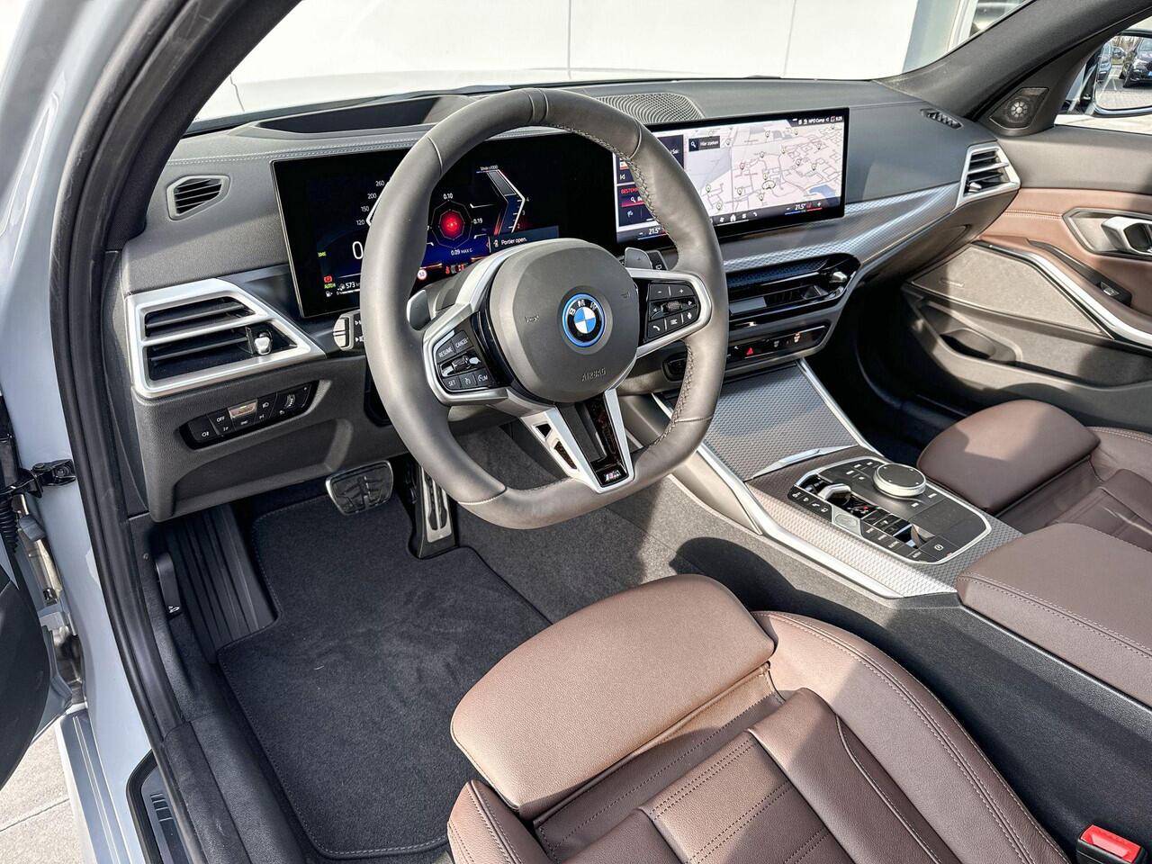 BMW 3-SERIE Touring 330e M-Sport / Glazen Schuifdak / Harman Kardon / Head-Up / Parking Assistant Plus / Trekhaak Zwenkbaar / Adaptieve LED koplampen / Stuurwielverwarming