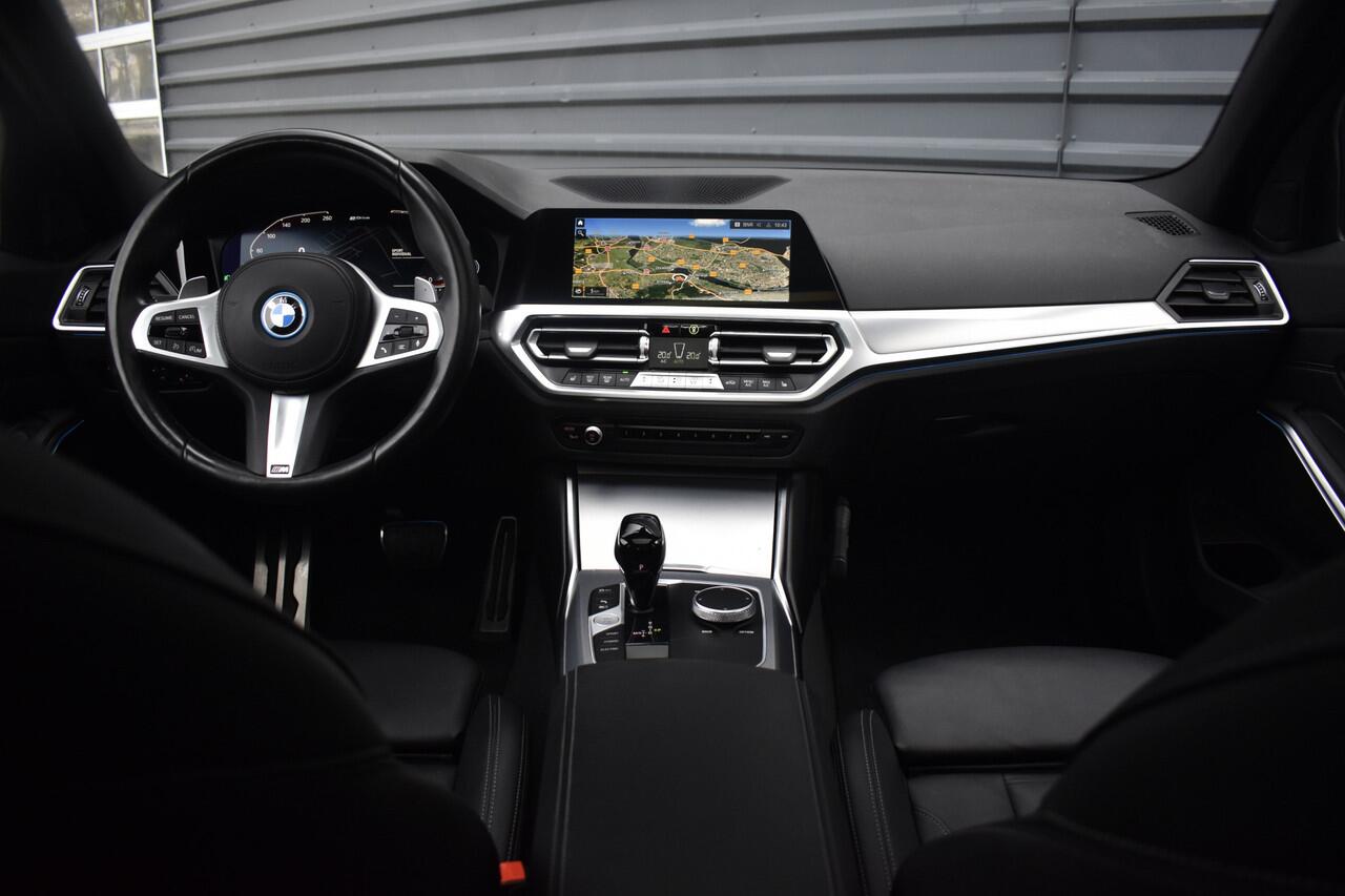 BMW 3-SERIE 320e M Sport Shadow | Pano | Laser Light | Head-Up | CarPlay | 19'' Wielen | Donker Getint Glas |