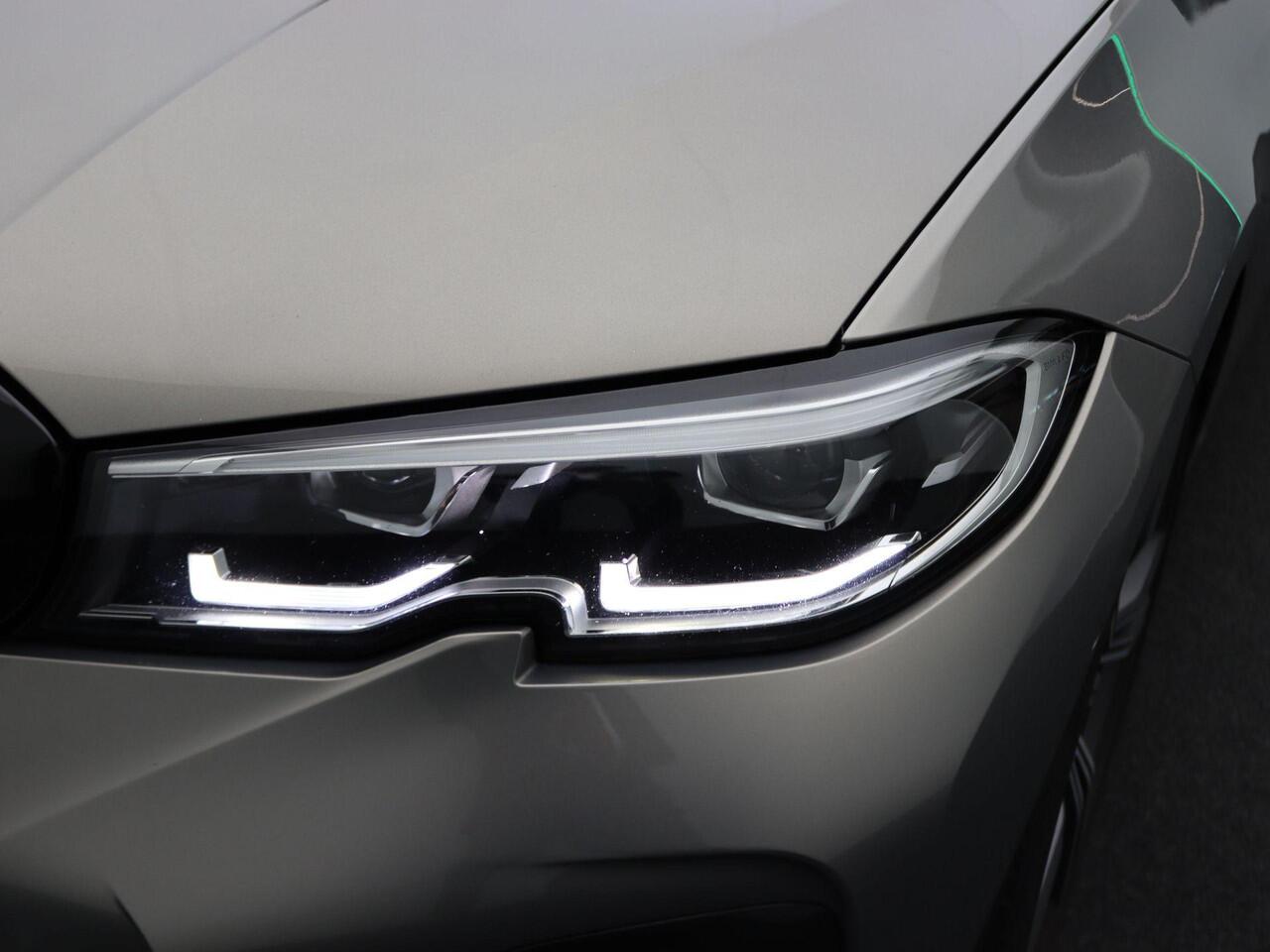 BMW 3-SERIE Sedan 330i High Executive | M Sportpakket | Audio Media Pack | Parking Pack | Safety Pack | BMW Personal CoPilot Pack | Trekhaak | Schuifdak | Elektrisch Verstelbare Voorstoelen | Driving Assistant Professional | Harman Kardon | 19''