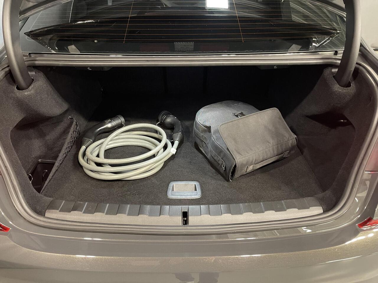 BMW 3-SERIE 320e High Executive 18"/Leder/Laser LED/Stuur + stoelverwarming/Dodehoek/Elektrische klep/Trekhaak/Hed-up/Keyless