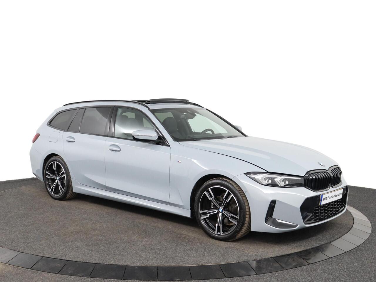 BMW 3-SERIE Touring 318i | M Sportpakket | Comfort Pack | Trekhaak | Verwarmde Voorstoelen | Achteruitrijcamera | Glazen Panoramadak |