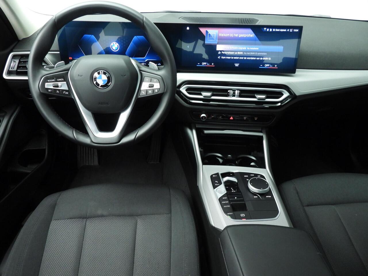 BMW 3-SERIE Sedan 318i | LED | Navigatie | Clima | PDC | Cruise controle | DAB | Alu 17 inch