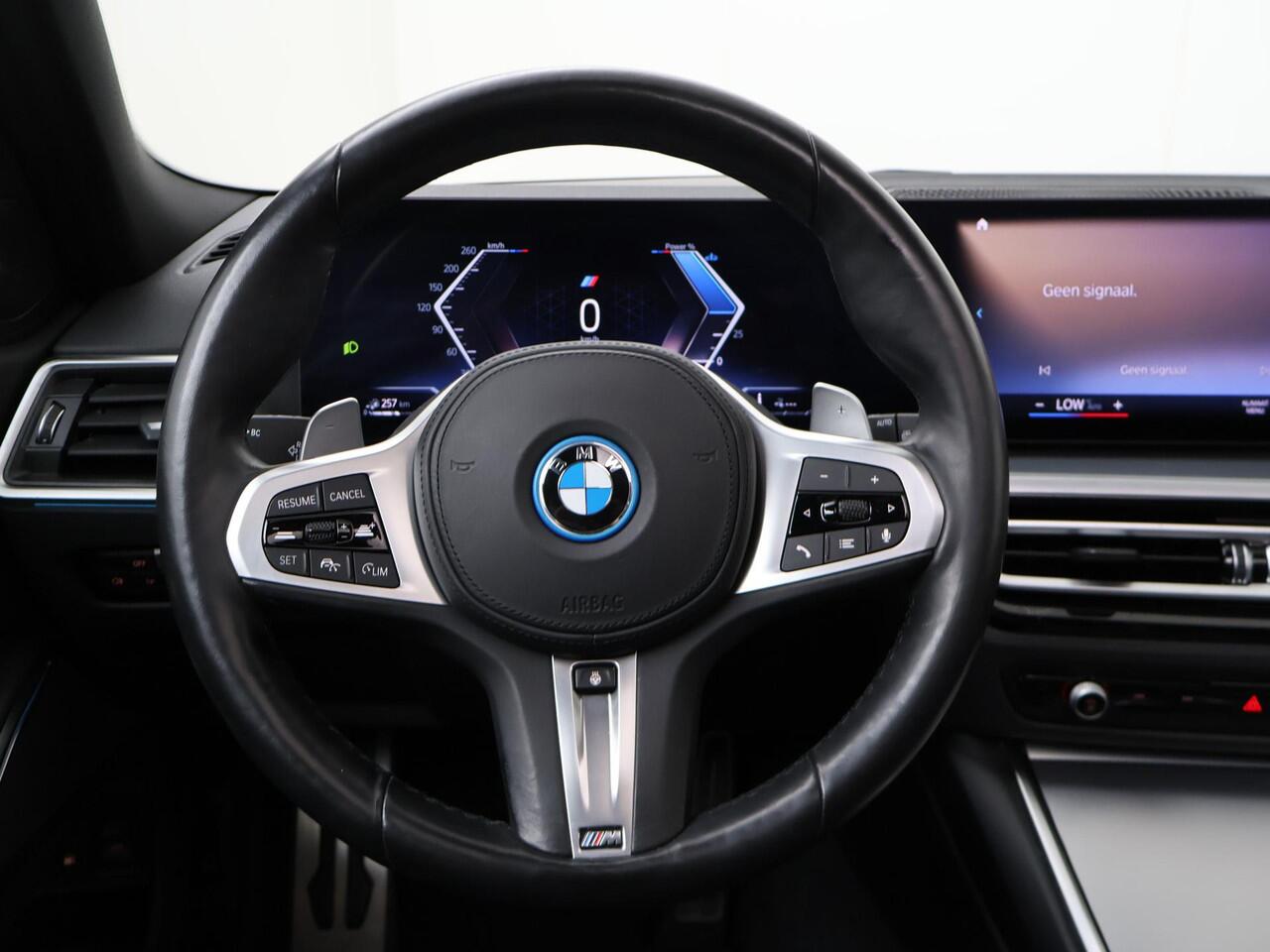 BMW 3-SERIE Touring 330e | SoH 93% | Trekhaak, el. wegkl. | Panoramadak | Harman Kardon | 19" M-Sportwielen