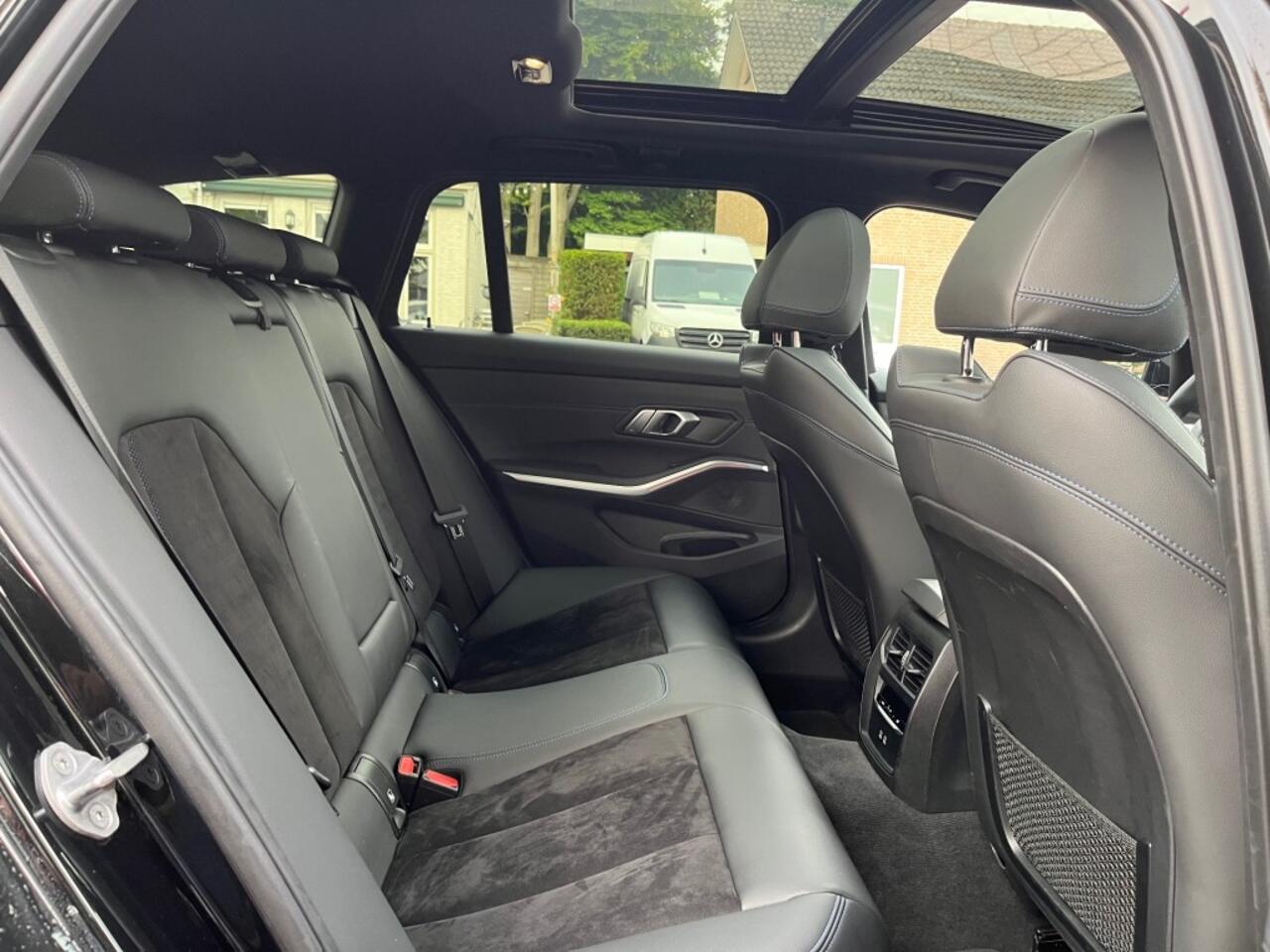 BMW 3-SERIE TOURING 330I HIGH EXECUTIVE M-PAKKET / SCHUIFDAK / NAVI / DAB