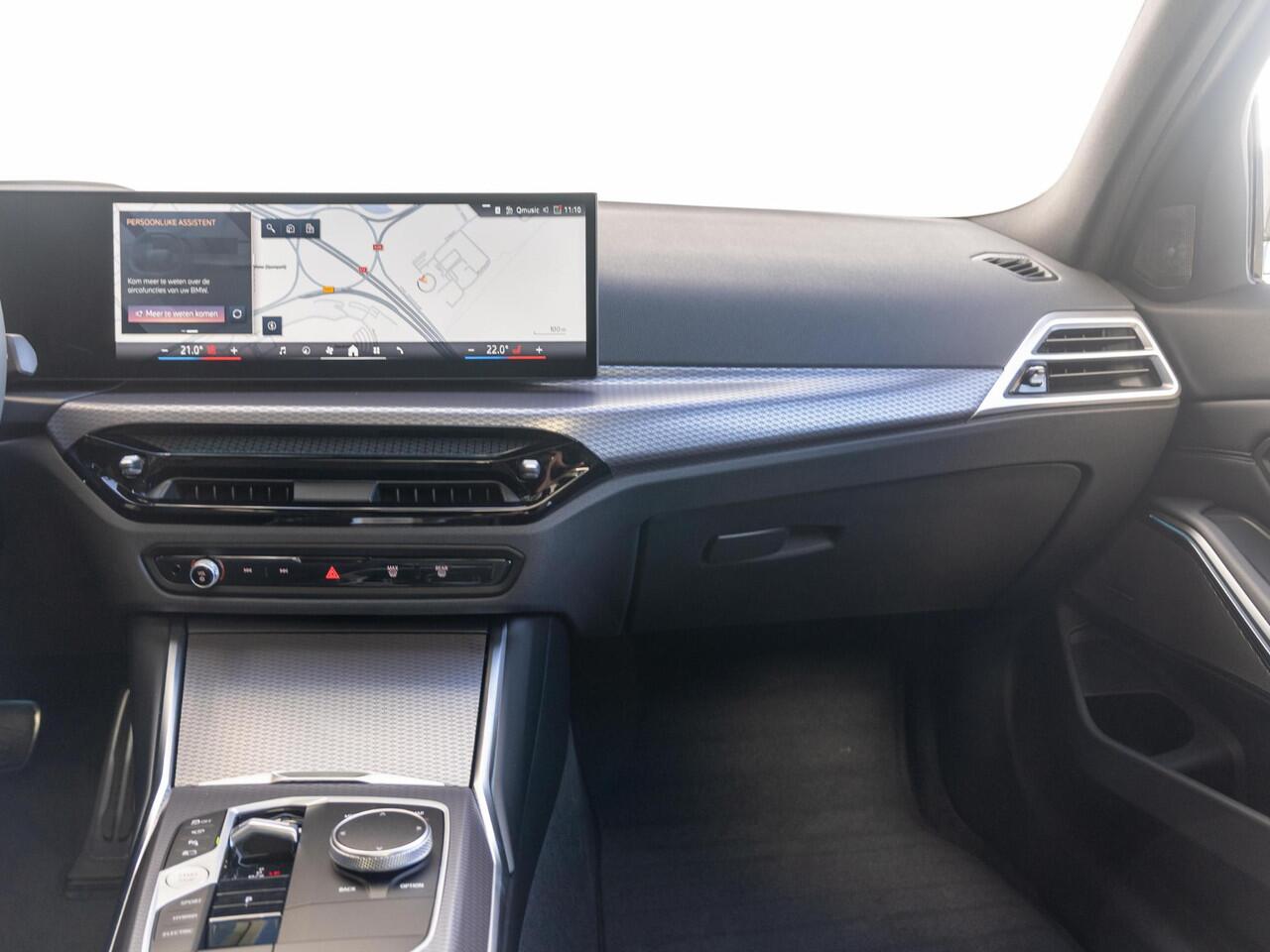 BMW 3-SERIE Touring 330e Individual Lak | M Sportpakket Pro | Innovation Pack | Comfort Pack | Panoramadak | Trekhaak