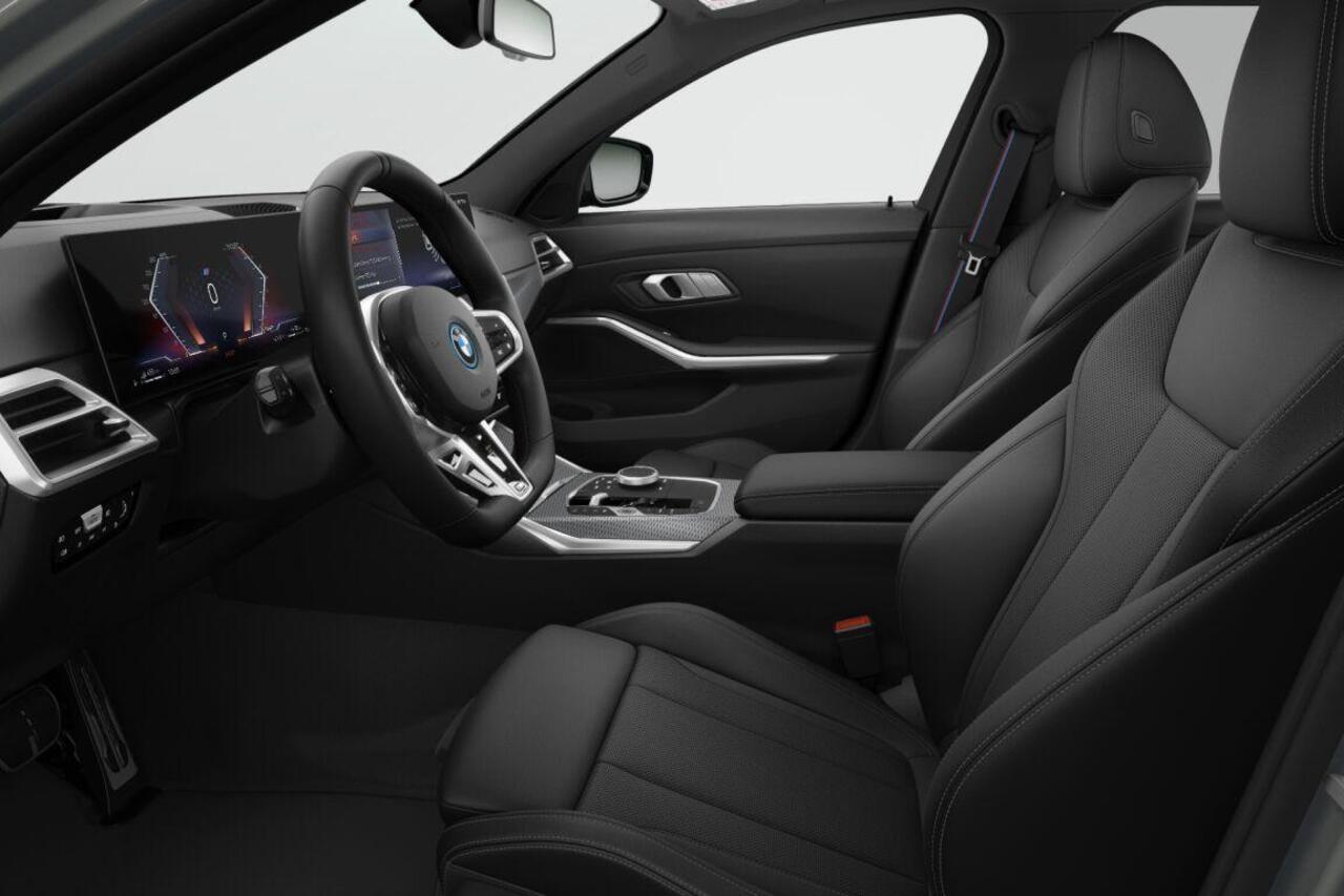 BMW 3-SERIE Touring 330e | M Sportpakket Pro | Trekhaak | Glazen panoramadak | Innovation Pack | Comfort Pack