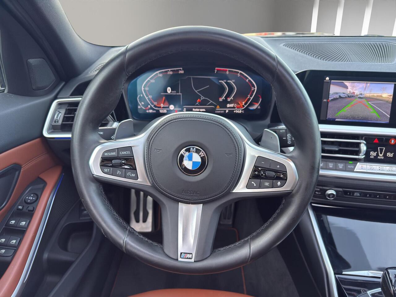 BMW 3-SERIE Touring 330i xDrive | M Sport | Pano | Leder | Sfeerverl. | Shadow Line | Camera |