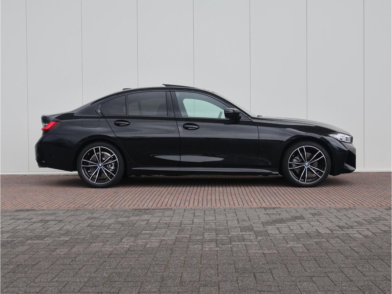 BMW 3-SERIE 330e xDrive M-Sportpakket / Harman Kardon / Elektrisch Verstelbare Stoelen / Active Cruise control / Schuif - Kanteldak / 19 '' /