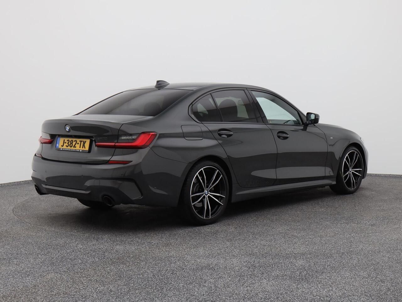 BMW 3-SERIE 318i Executive Edition M-Sport | CAMERA | CARPLAY | STOELVERWARMING