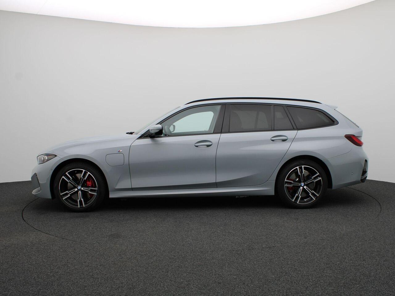 BMW 3-SERIE Touring 330e SPORTPAKKET PRO | Trekhaak | PDC | HIFI | Widescreen Display | 18"