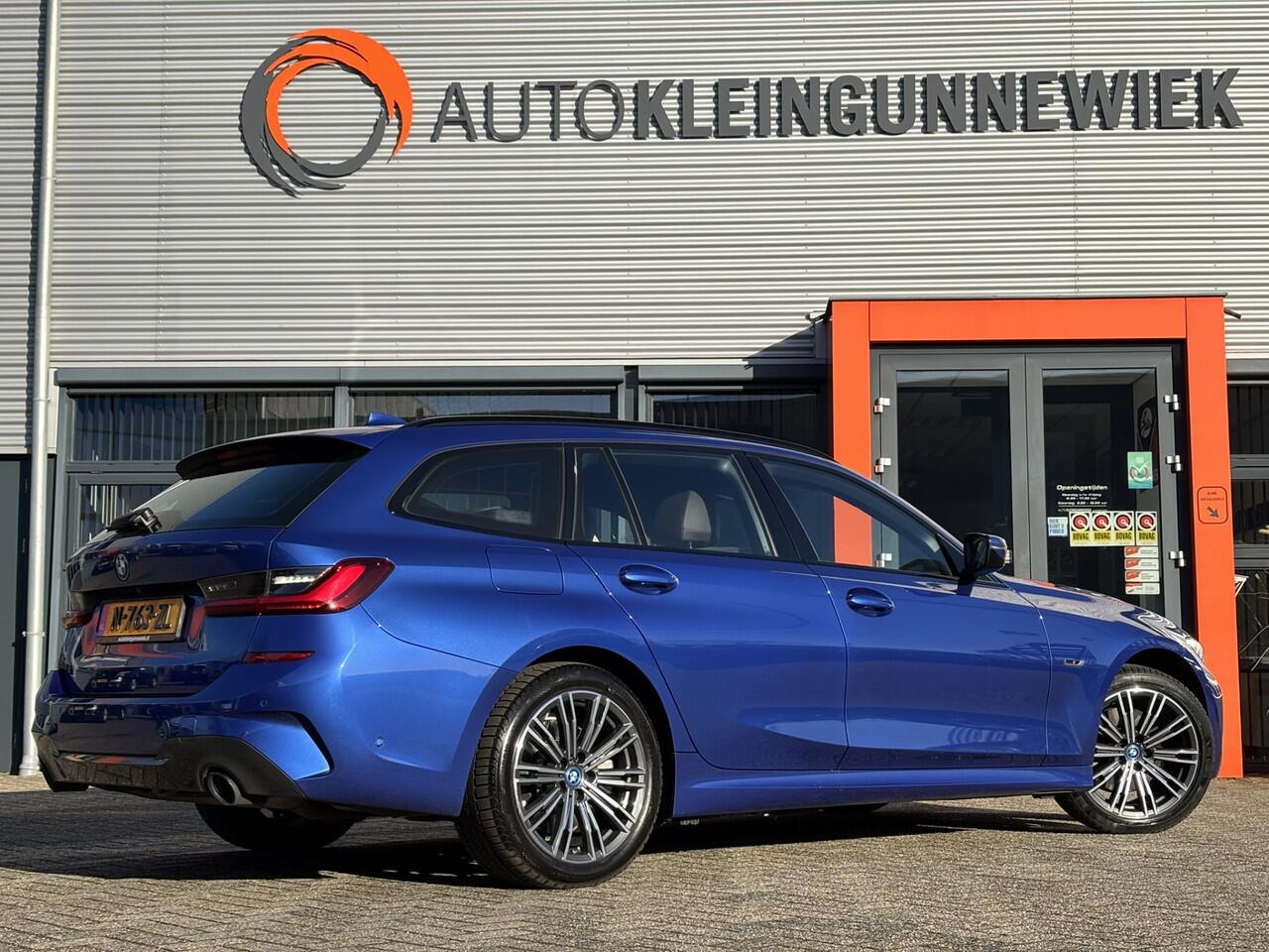 BMW 3-SERIE Touring /320e Business Edition Plus M Sport Pakket / Portimao Blau / Stoel & Stuurverwarming / Wegklapbare Trekhaak /