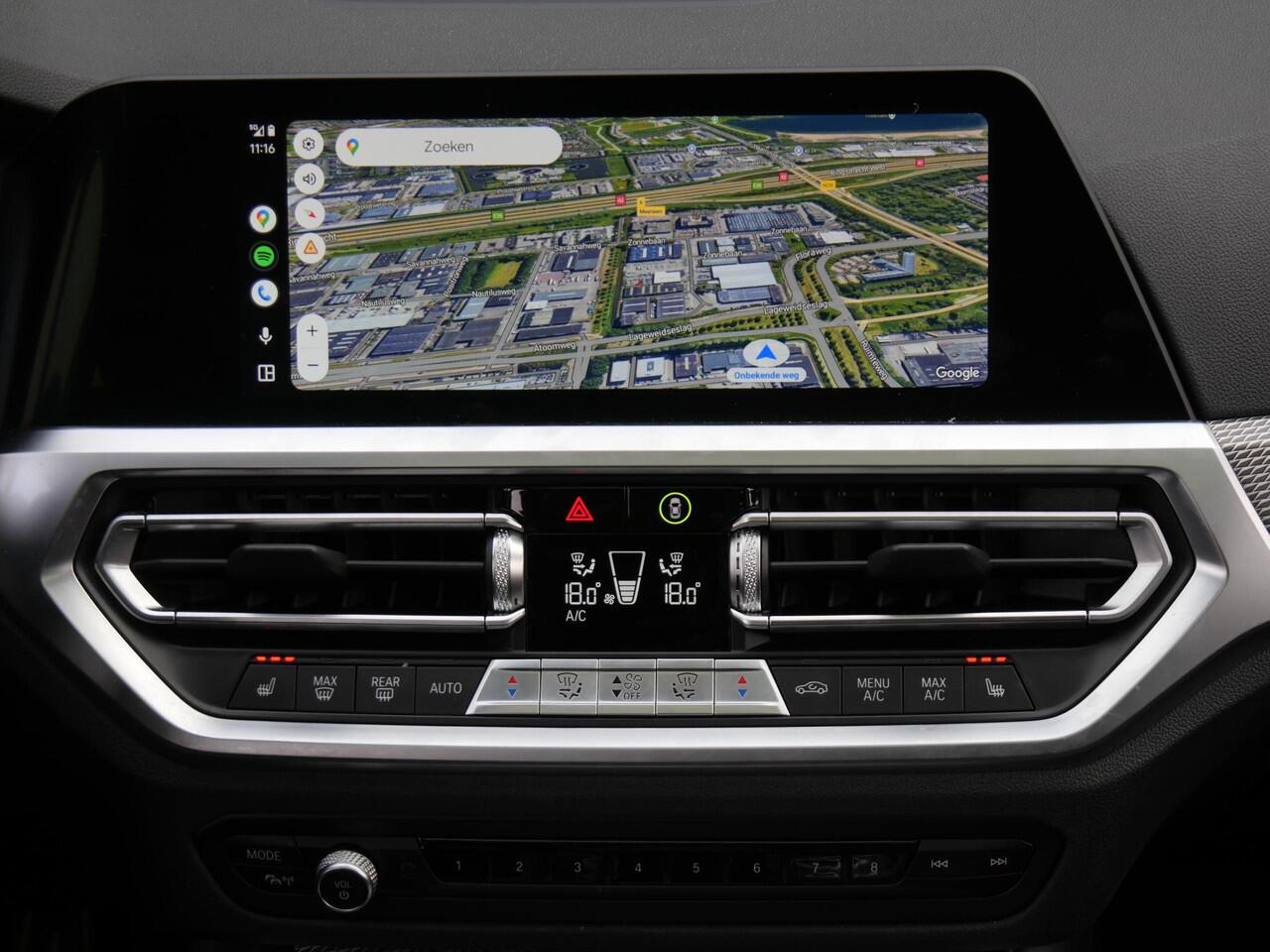 BMW 3-SERIE 318i M-SPORT/ SCHUIFDAK/ PARKING PACK/ SHADOW LINE / 19INCH BREEDSET M-SPORT VELGEN