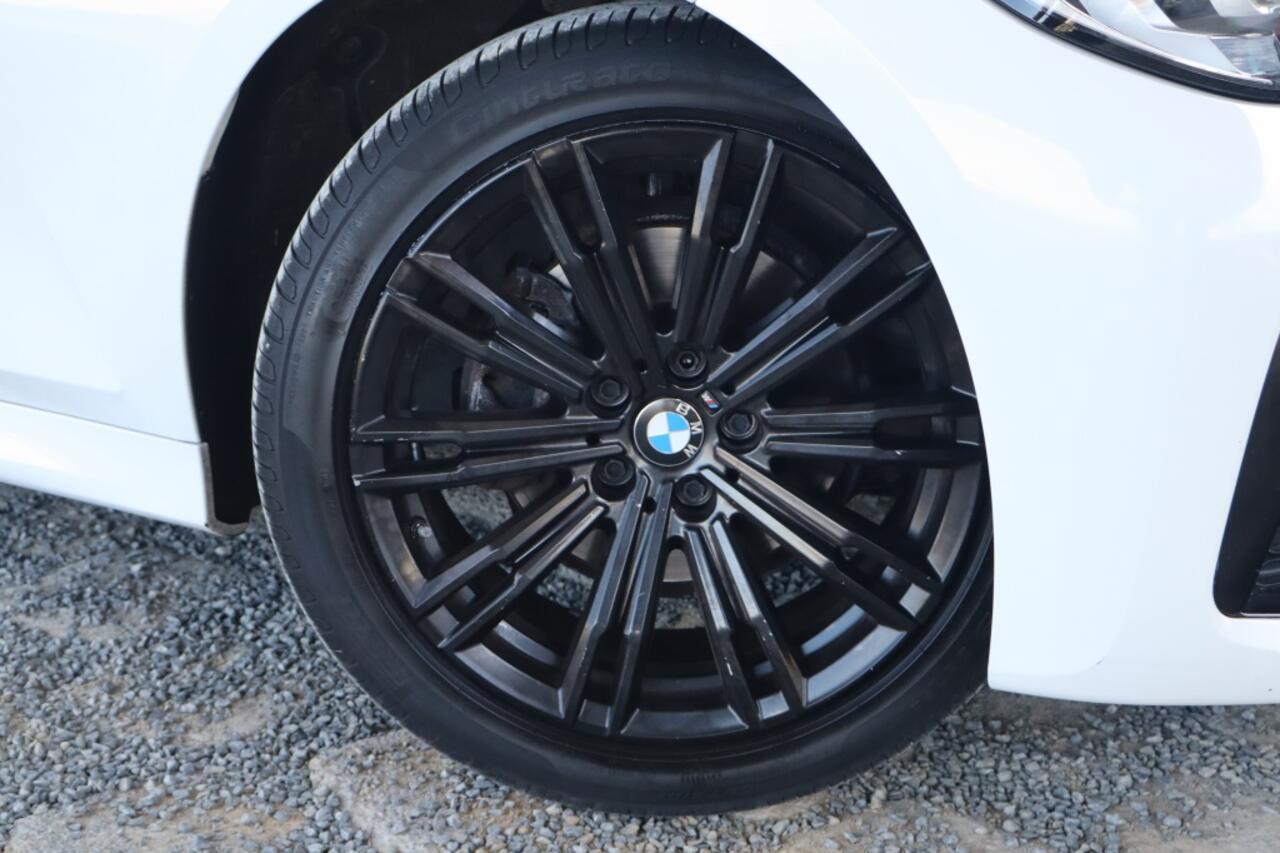 BMW 3-SERIE 320i M Sport I Geen Import I Sfeerverlichting I Alcantara