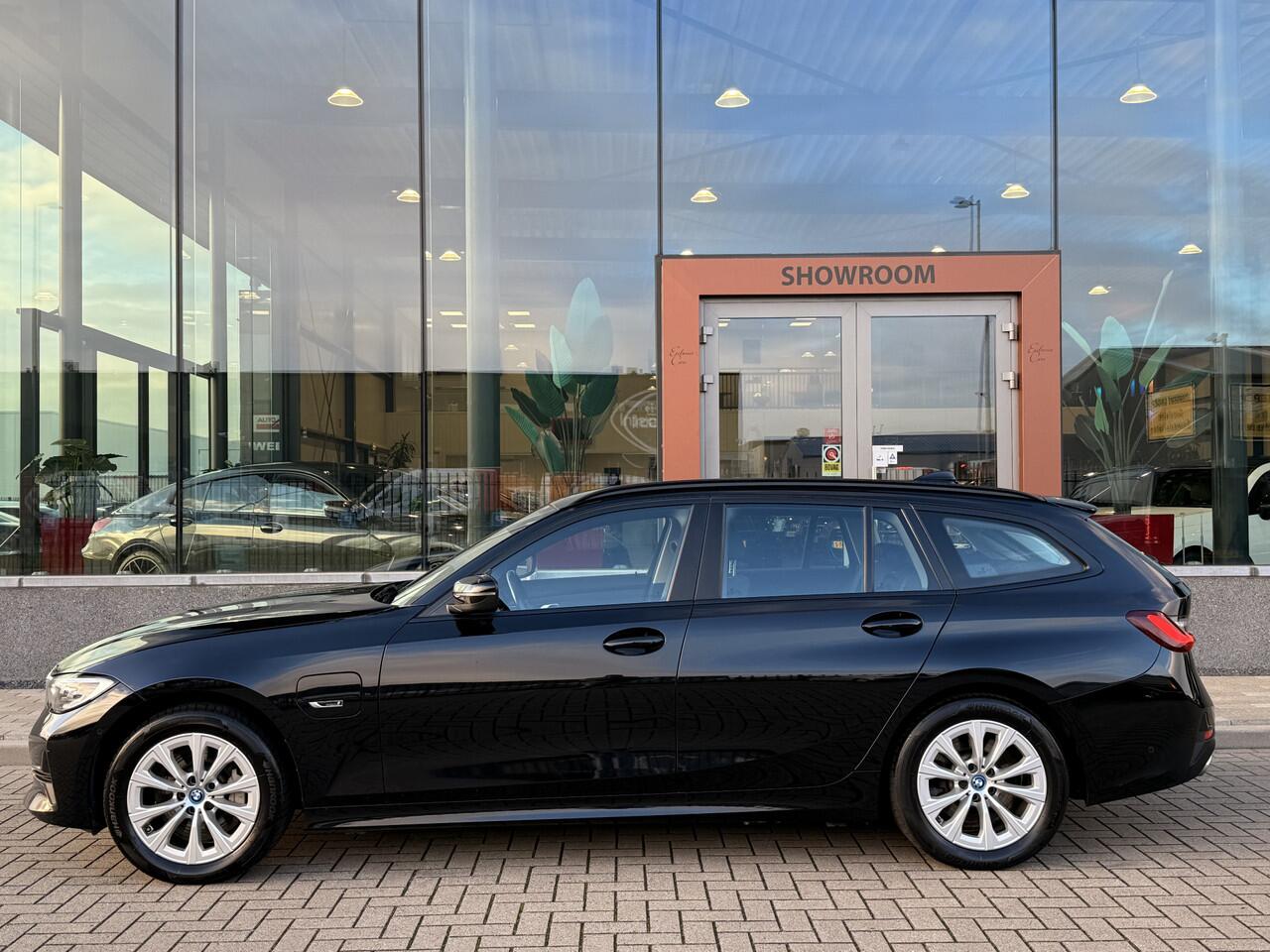 BMW 3-SERIE Touring 330e | Stoelverwarming | Apple Carplay | Achteruitrijcamera | Cruise |