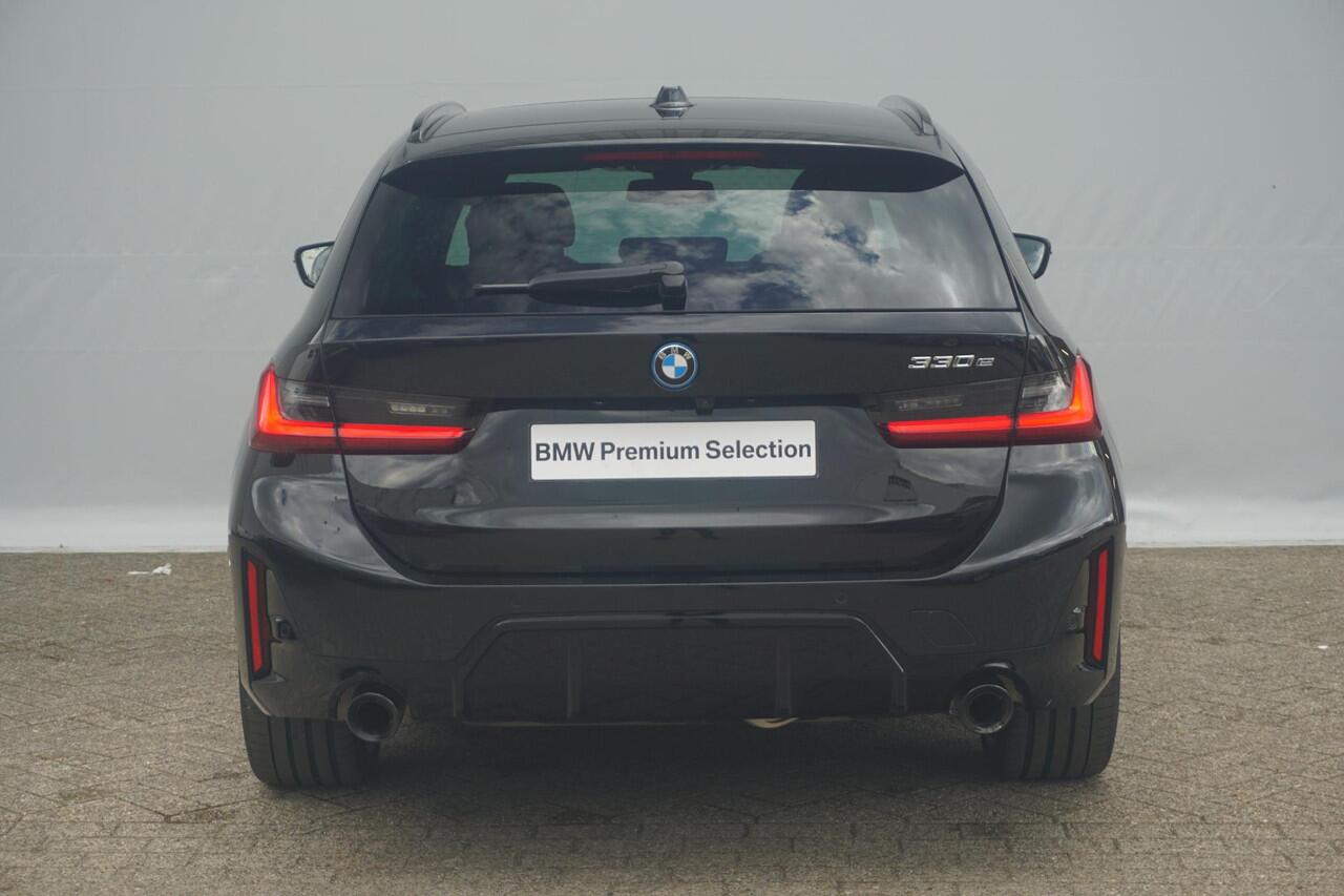 BMW 3-SERIE Touring 330e M Sport Pro | Trekhaak / Panoramadak / Head-up / Harman Kardon / Elektrische stoelen met geheugen /360*Camera's / Comfort Access / Ddodehoek detectie