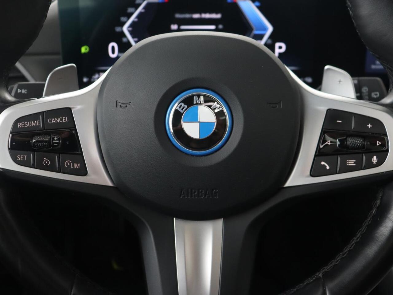 BMW 3-SERIE 320e M Sport | Panoramadak | Trekhaak | Stoelverwarming | Carplay | Sportstoelen | Leder/Alcantara | Navigatie | Widescreen Display | Sfeerverlichting | Parkeerhulp | PHEV | Plug In