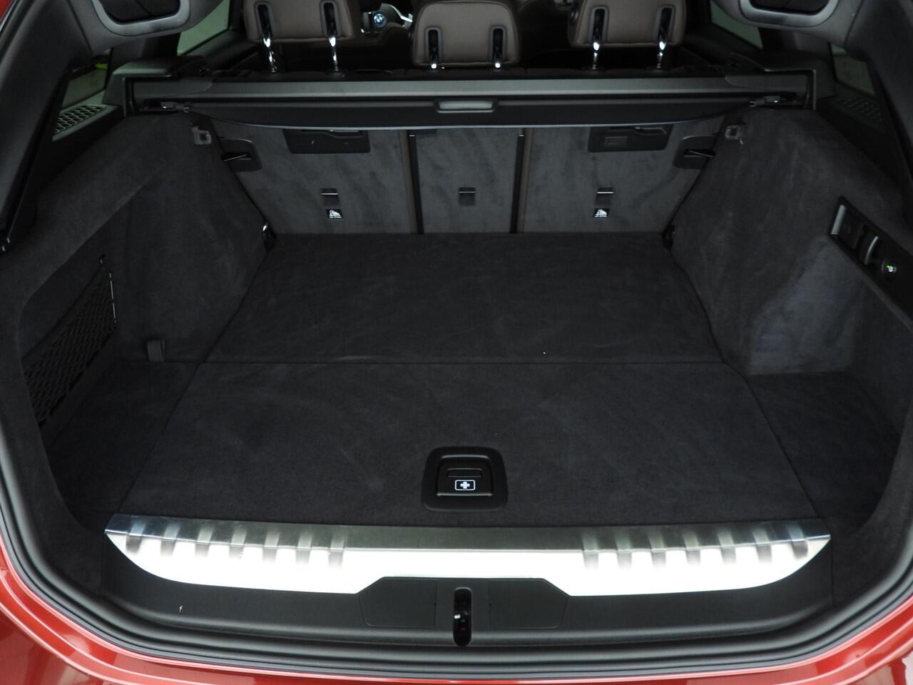 BMW 3-SERIE Touring 330e | M-Sportpakket | LED | Leder | Active cruise | Navigatie | Schuifdak | Trekhaak | DAB | Hifi speakers | Alu 18 inch