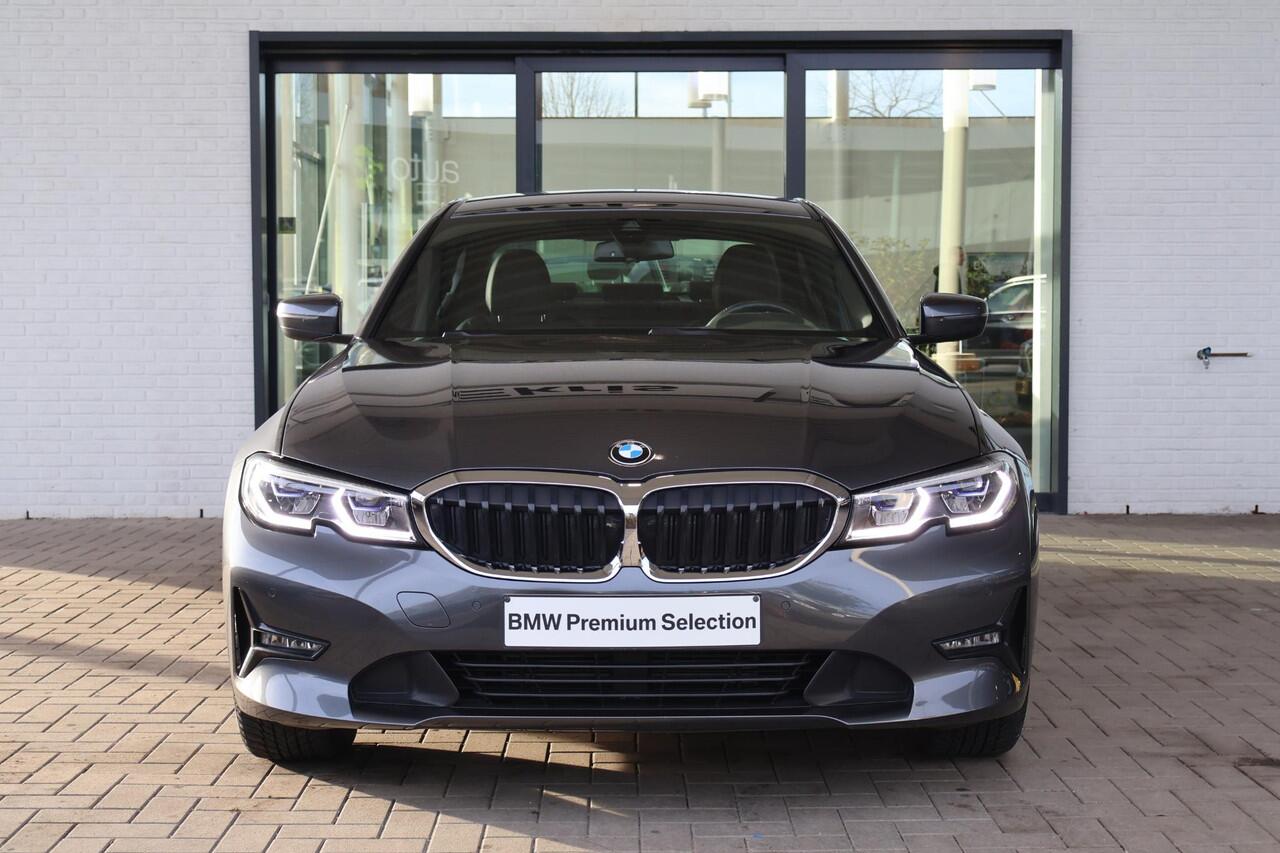 BMW 3-SERIE 318i Business Edition Plus | Parking Pack | Voorstoelen Verwarmd | Apple Carplay