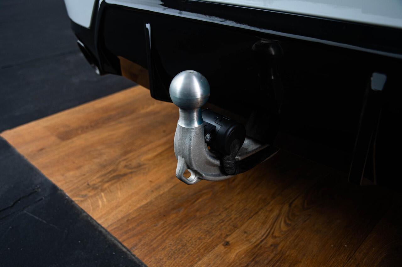 BMW 3-SERIE Touring 330e Long Range - M Sport Pro - Trekhaak - Panoramadak - Parking/Driving Assistant - Elektrisch verstelbare/verwarmde stoelen - Hifi - Comfort Access