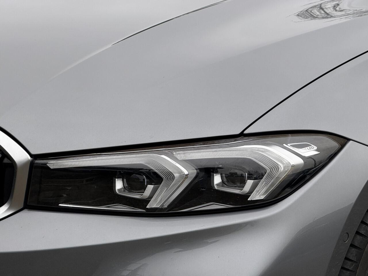 BMW 3-SERIE Touring 320e | Leder | Camera | Sportstoel. | PDC voor + achter