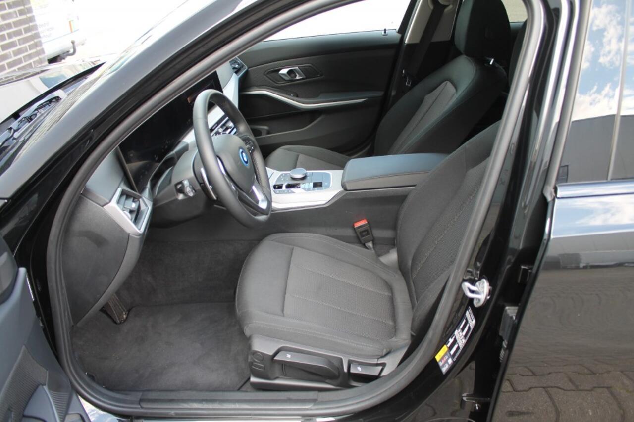 BMW 3-SERIE 320e - Elektr. Achterklep - Parkeercamera - Apple CarPlay