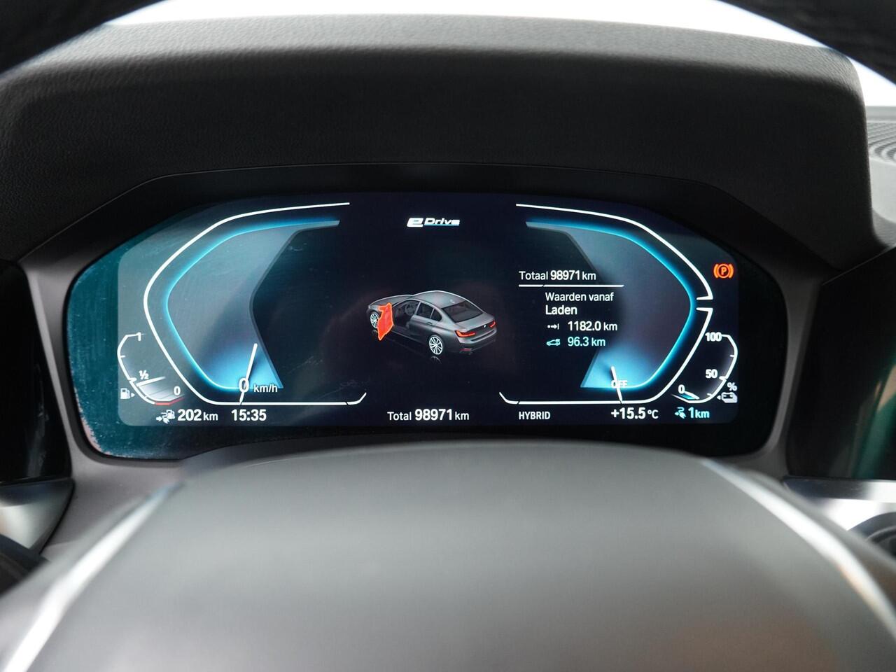 BMW 3-SERIE 320e Business Edition Plus | Trekhaak | Panoramadak | Stoelverwarming |